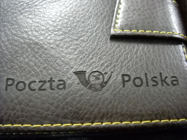 grawerowanie laserem w portfelu skórzanym Poczta Polska